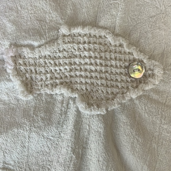 White Linen top M crochet fish embellished shell buttons split hem notched neck - Picture 3 of 6